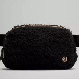 NWT Lululemon Everywhere Bag Black Fleece - IL